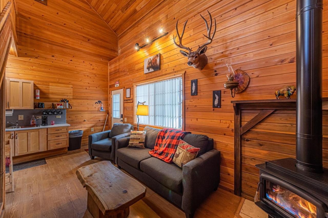 Cabin #4 The Wolves Den - Pet Friendly- Sleeps 6 - Playground & Game Room 패이슨 외부 사진
